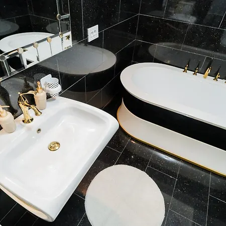 Luxury Flat Next To Mall *