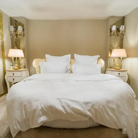 Luxury Flat Next To Mall *