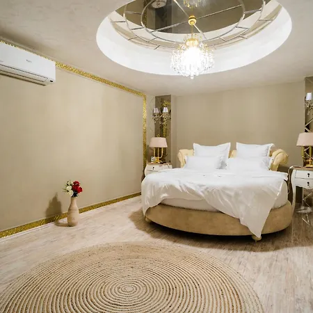 Luxury Flat Next To Mall Apartment